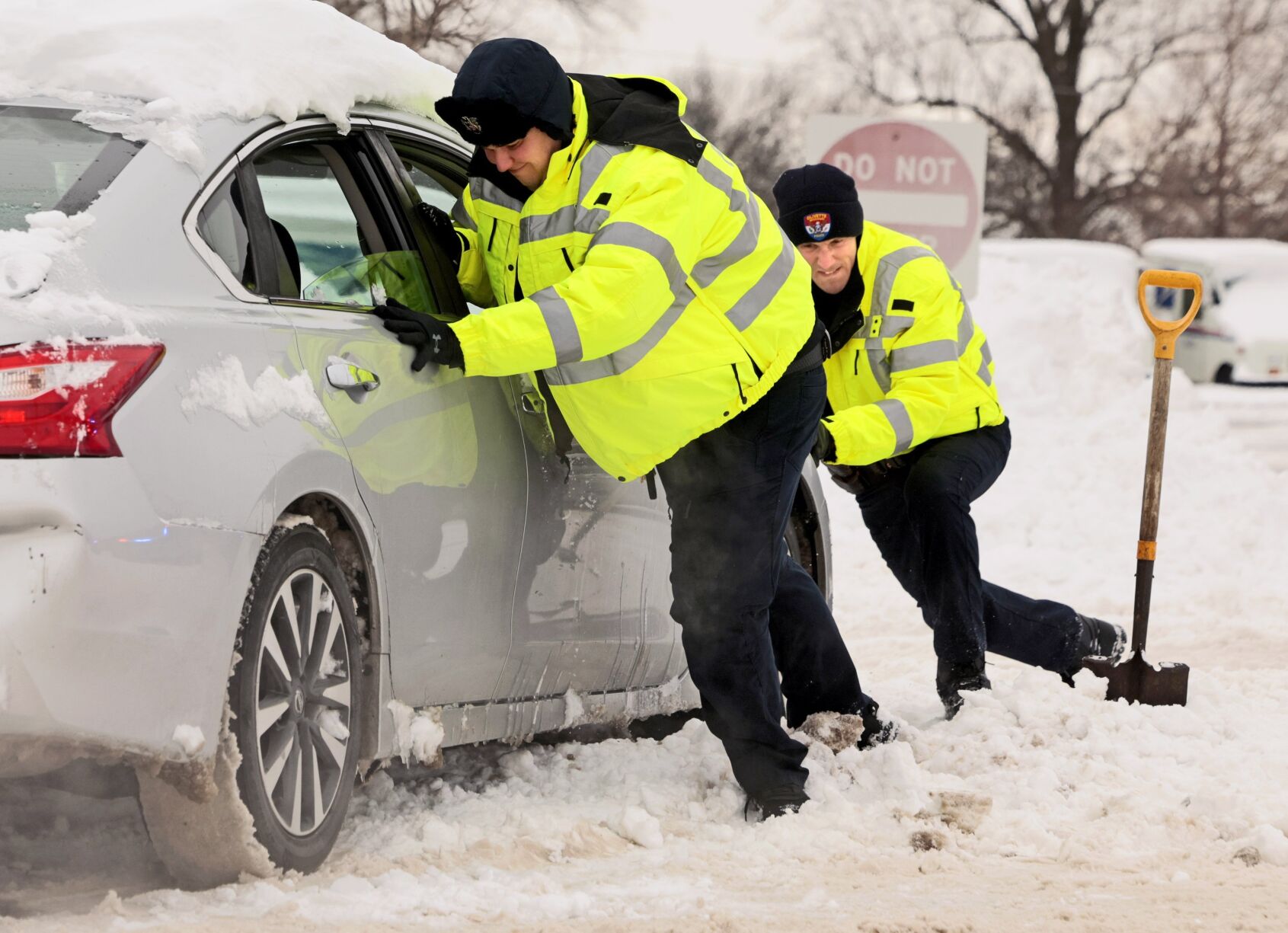 Drivers still stymied by roads in certain areas as dig-out continues